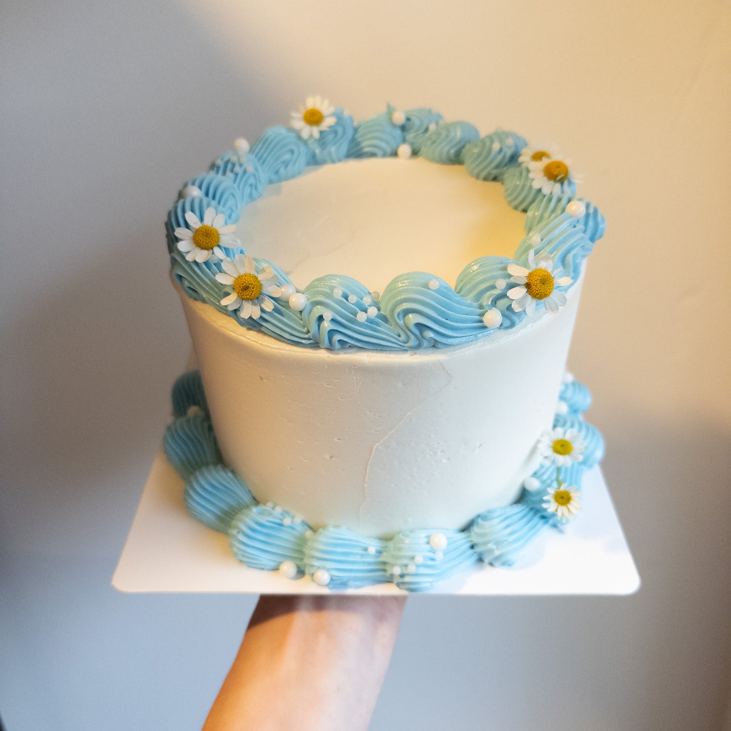 6" 2 layer (8 servings) - Vanilla sponge, strawberry compote, vanilla buttercream