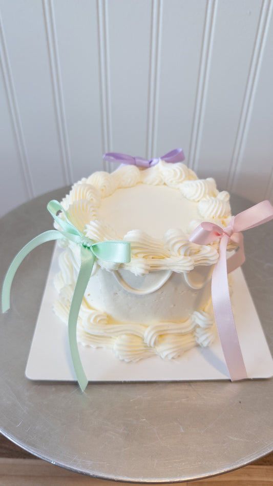 4" Mini (3-4 servings) - Vanilla sponge, strawberry compote, vanilla buttercream